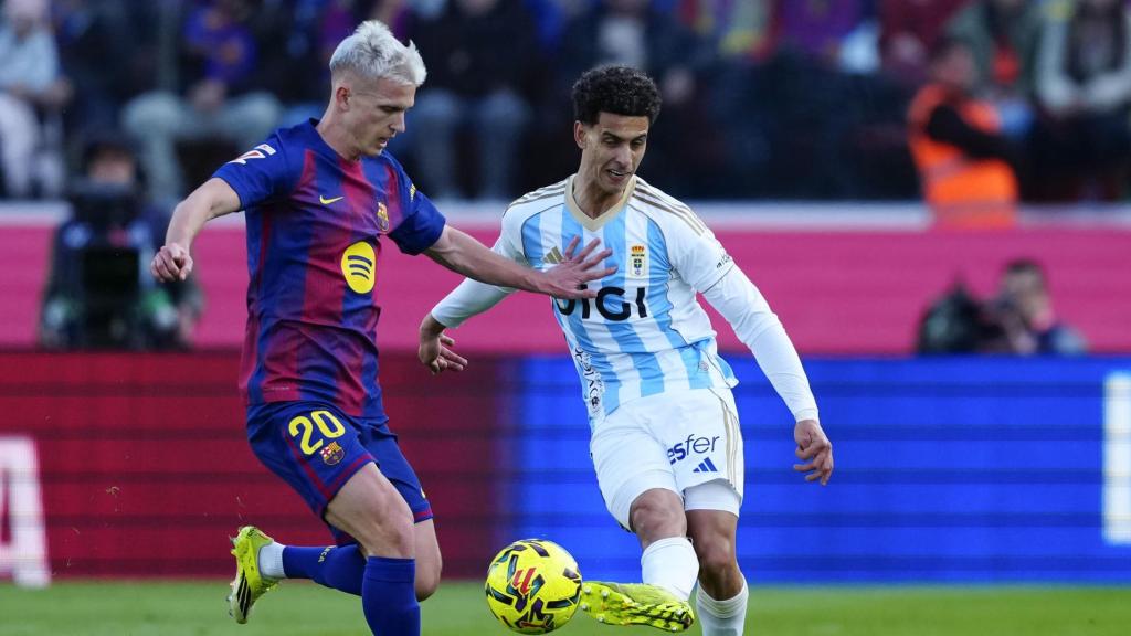 Dani Olmo lucha por el balón en el Barça-Real Oviedo de la Liga