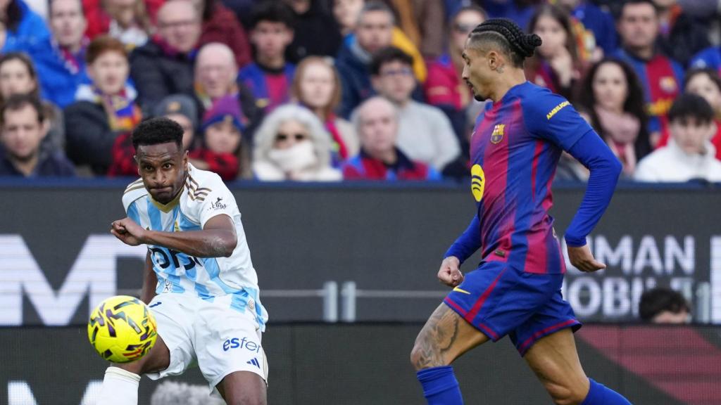 Raphinha persegueix un jugador al Barça-Real Oviedo de la Lliga