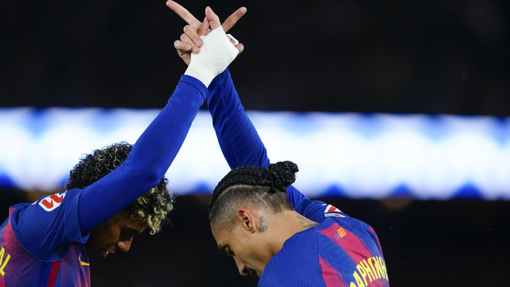 Lamine Yamal celebra junto a Raphinha el gol del delantero brasileño al Oviedo