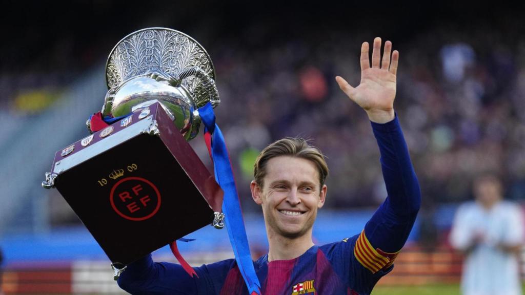 Frenkie de Jong mostra la Supercopa d'Espanya al Camp Nou