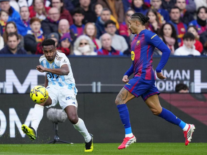 Raphinha persigue a un jugador en el Barça-Real Oviedo de la Liga