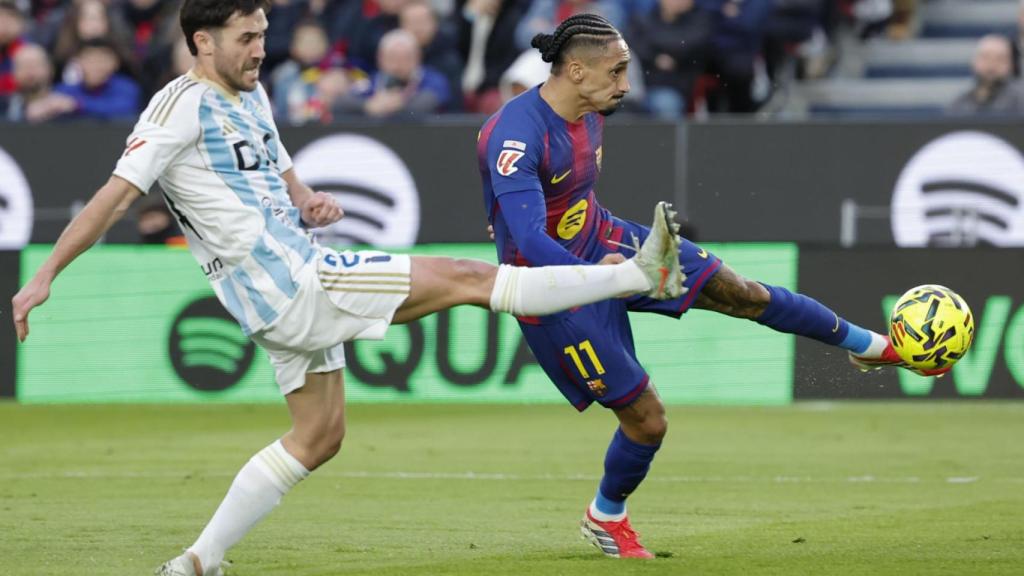 Raphinha remata un balón en la primera mitad del Barça-Real Oviedo de la Liga