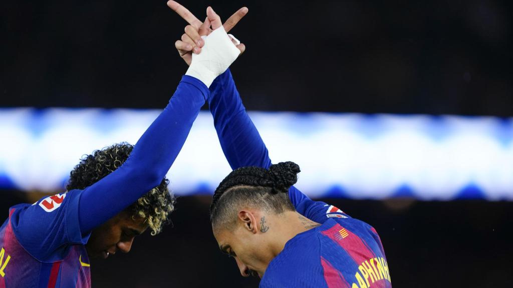 Lamine Yamal celebra junto a Raphinha el gol del delantero brasileño al Oviedo