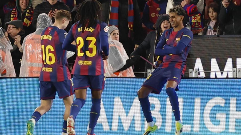 Lamine Yamal se sienta en la valla del Camp Nou tras marcar de tijera al Oviedo