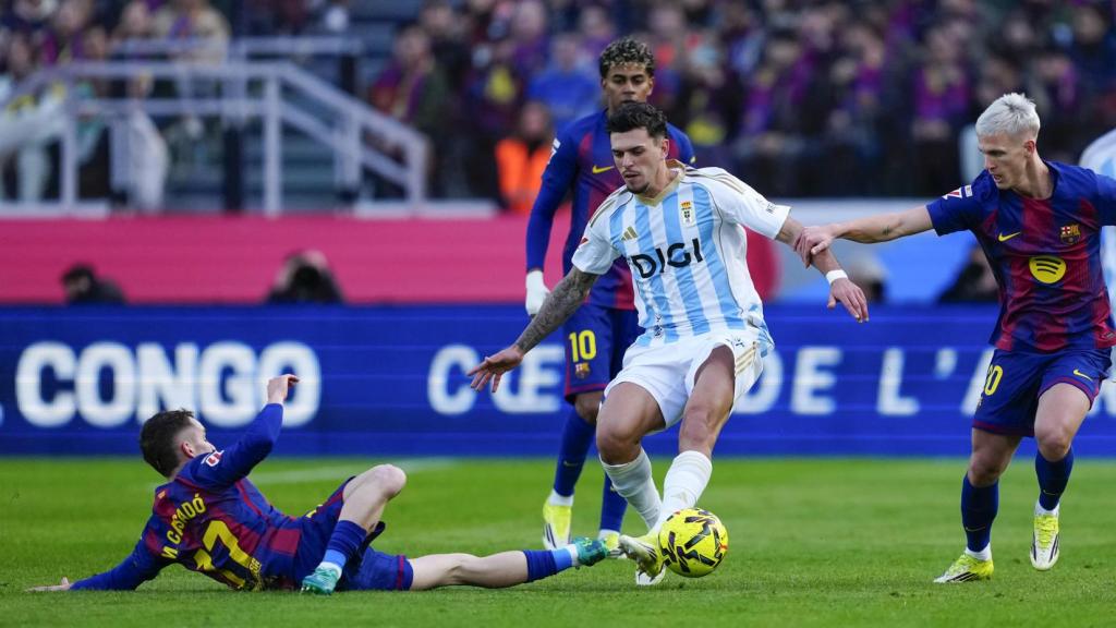 Marc Casadó roba un balón durante el Barça-Oviedo