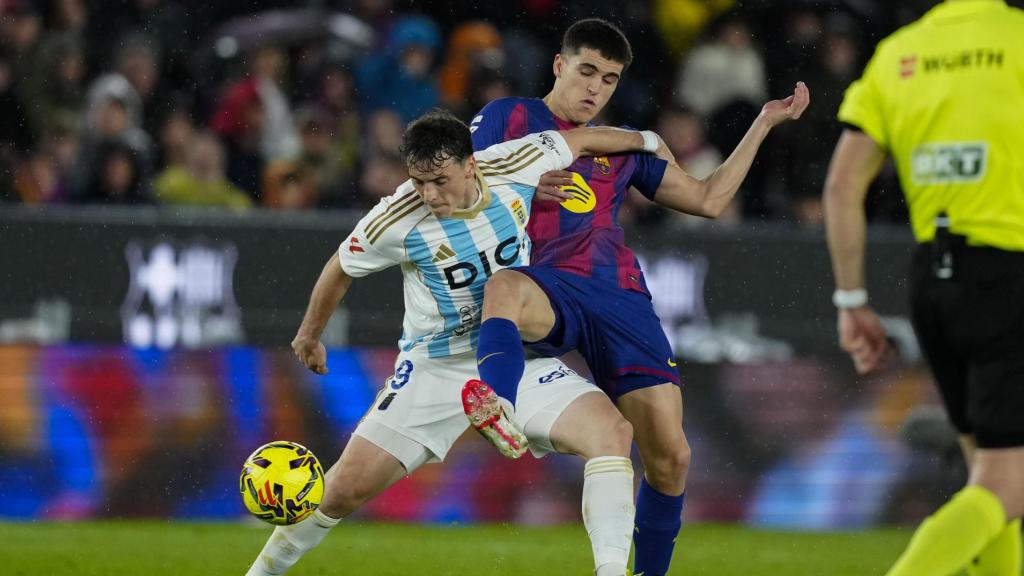 Pau Cubarsí intenta robar un balón durante el Barça-Real Oviedo