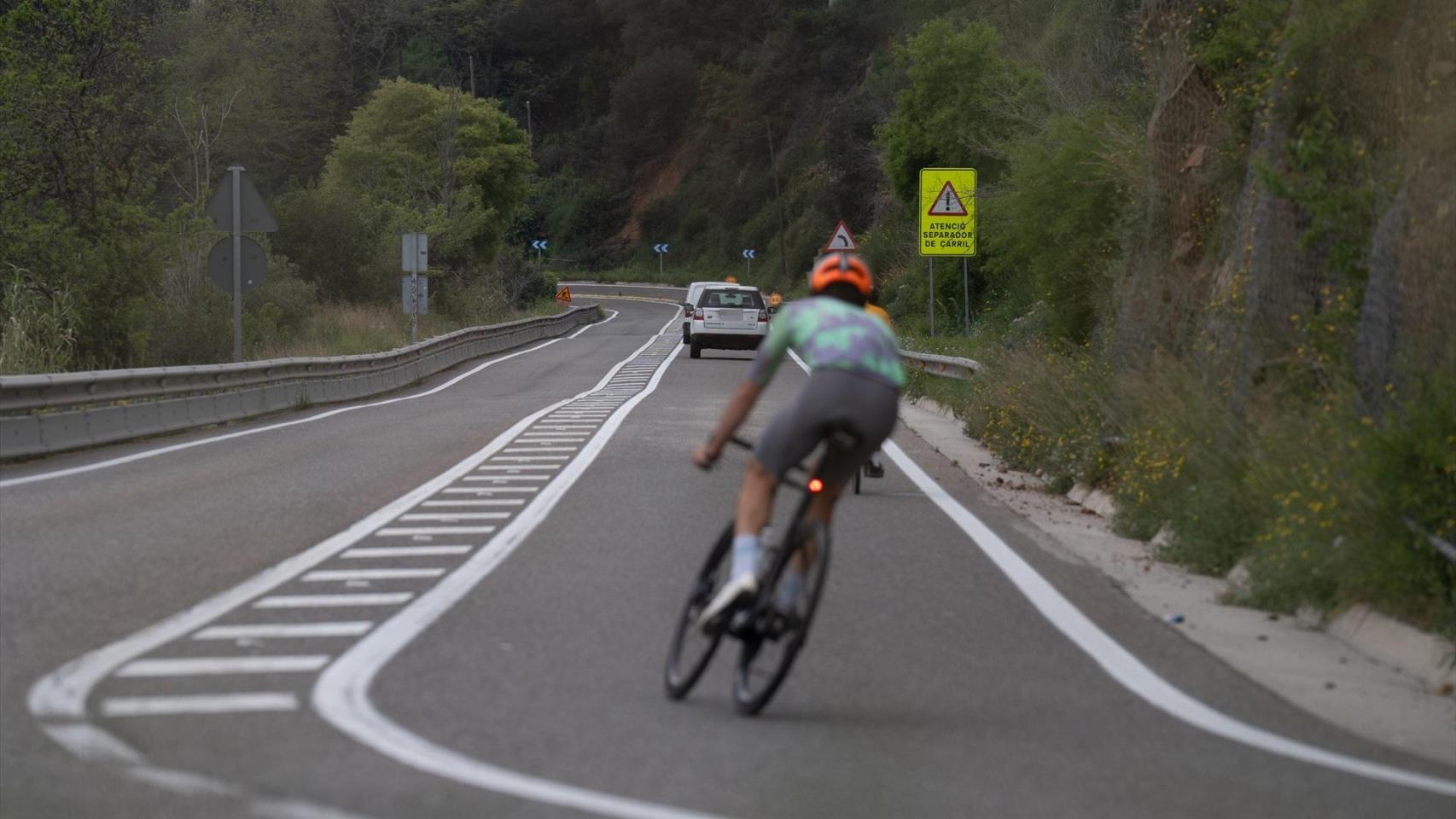 Un ciclista en una carretera catalana