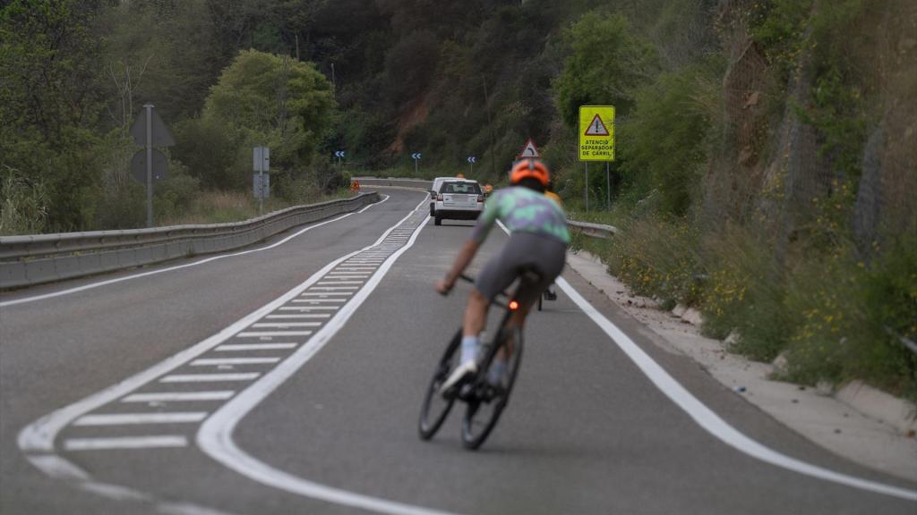 Un ciclista en una carretera catalana