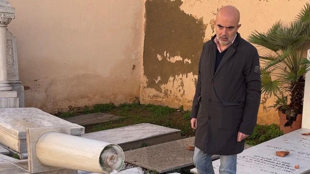 Daniel Sirera visita el recinto judío del cementerio de Les Corts, tras ser vandalizado