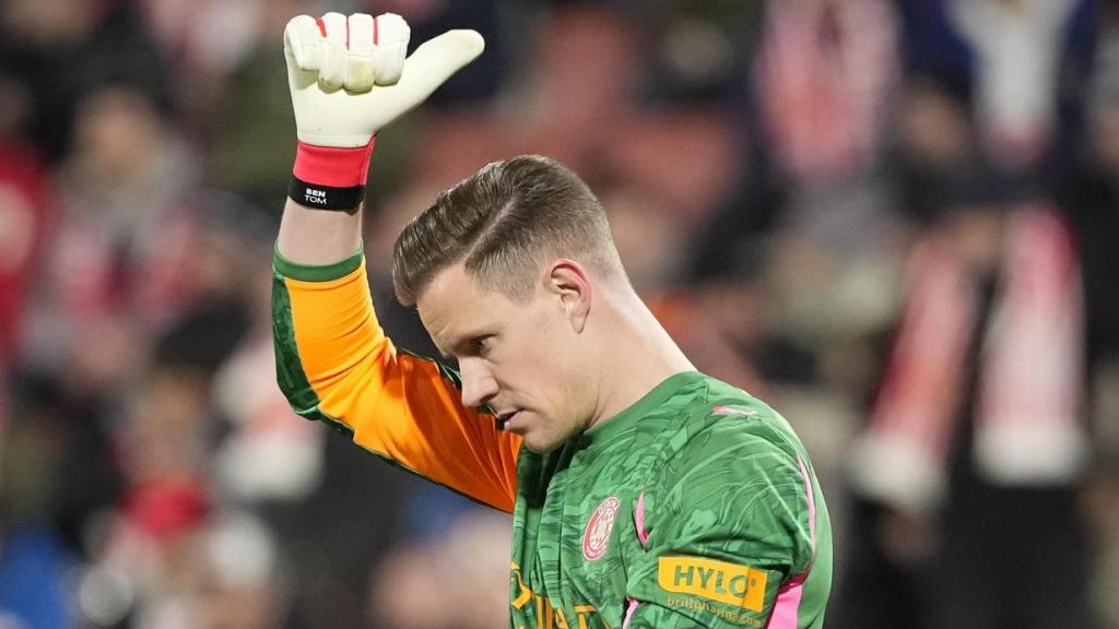 Ter Stegen saluda a la afición en su debut con el Girona frente al Getafe