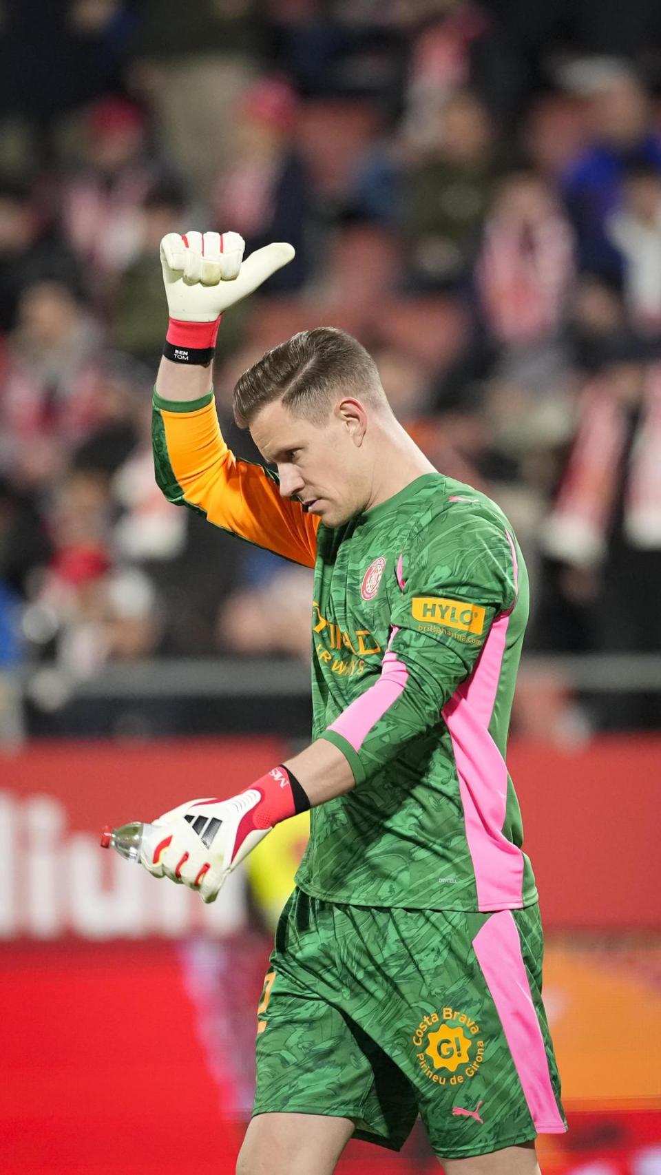 Ter Stegen saluda l'afició en el seu debut amb el Girona davant el Getafe