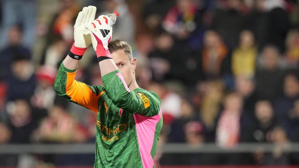 Ter Stegen saluda a l'afició del Girona en el seu debut contra el Getafe