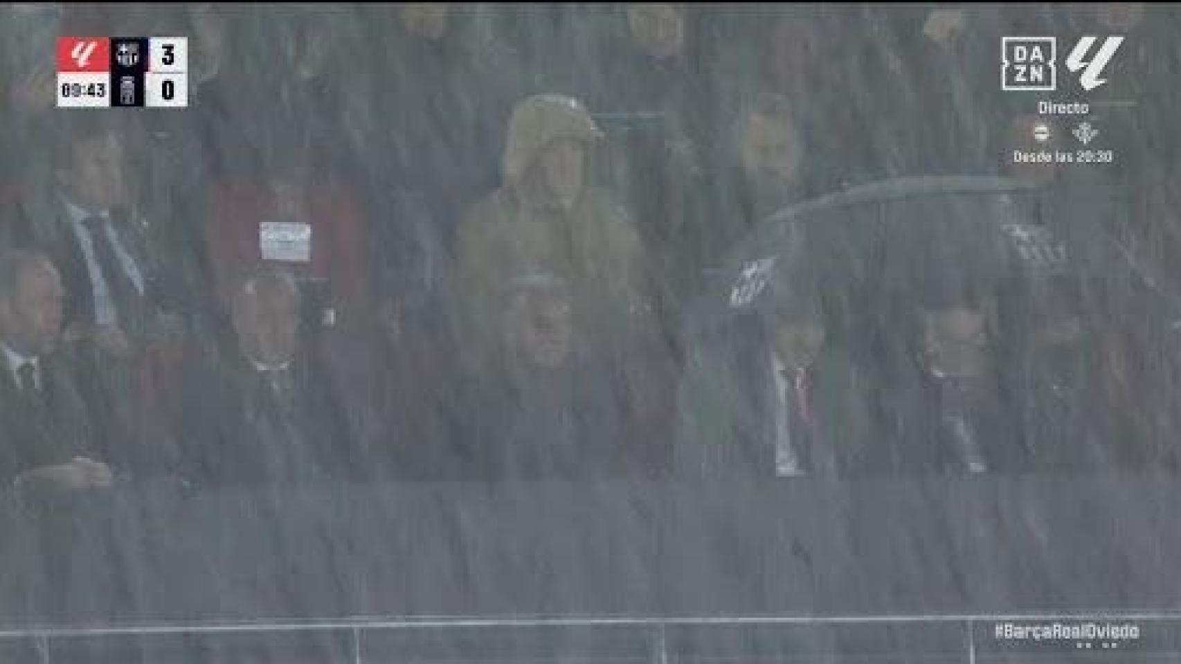 Laporta y Rafa Yuste, sin paraguas, en plena tormenta