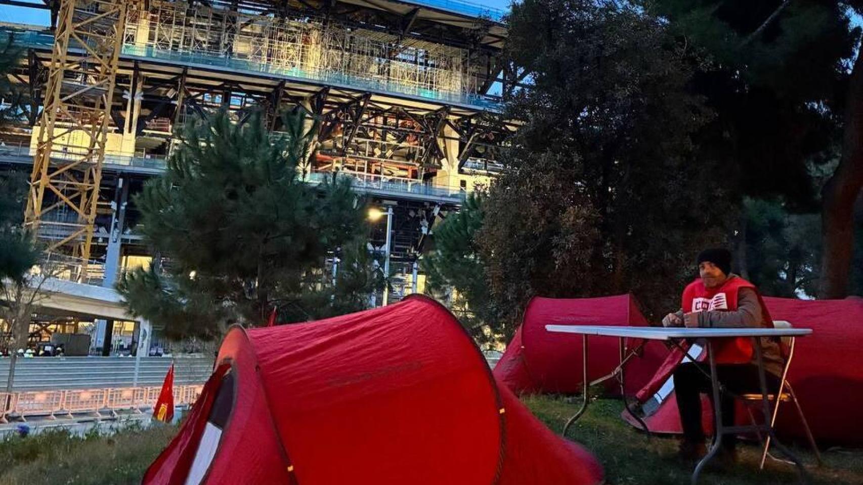 Obreros subcontratados de Limak acampan en los aldeaños del Camp Nou