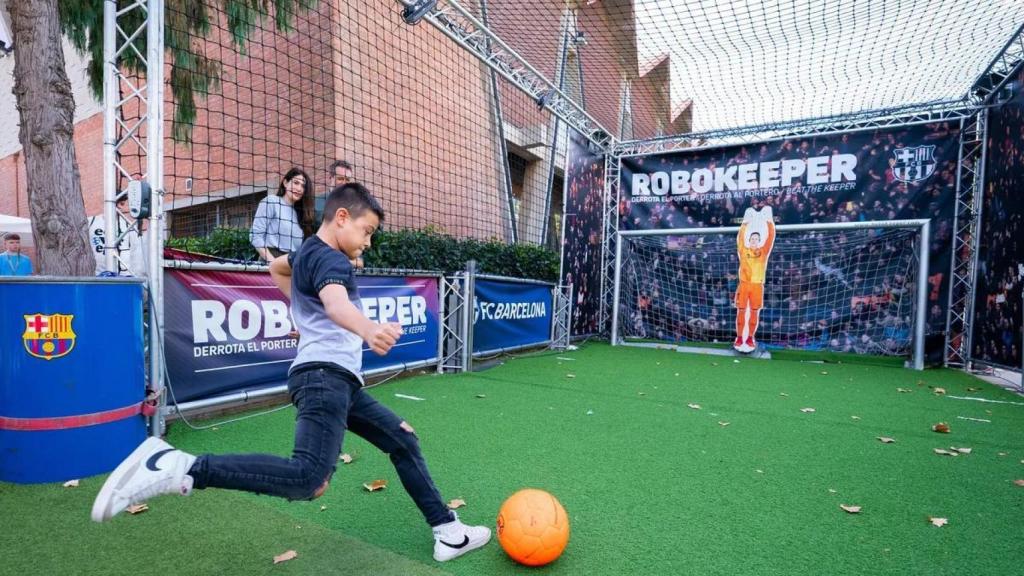 Un nen s'enfronta al 'Robokeeper challenge' del museu del Barça