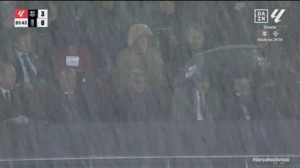 Laporta y Rafa Yuste, sin paraguas, en plena tormenta