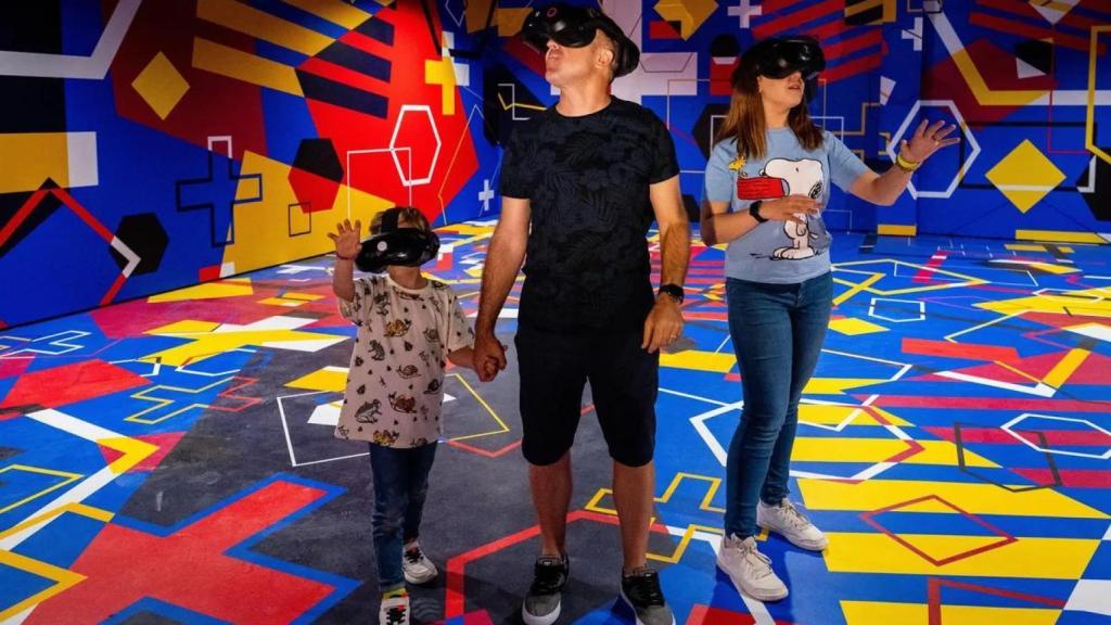 Una familia culé visita el museo del Barça para submergirse en el 'Barça Virtual Dream'