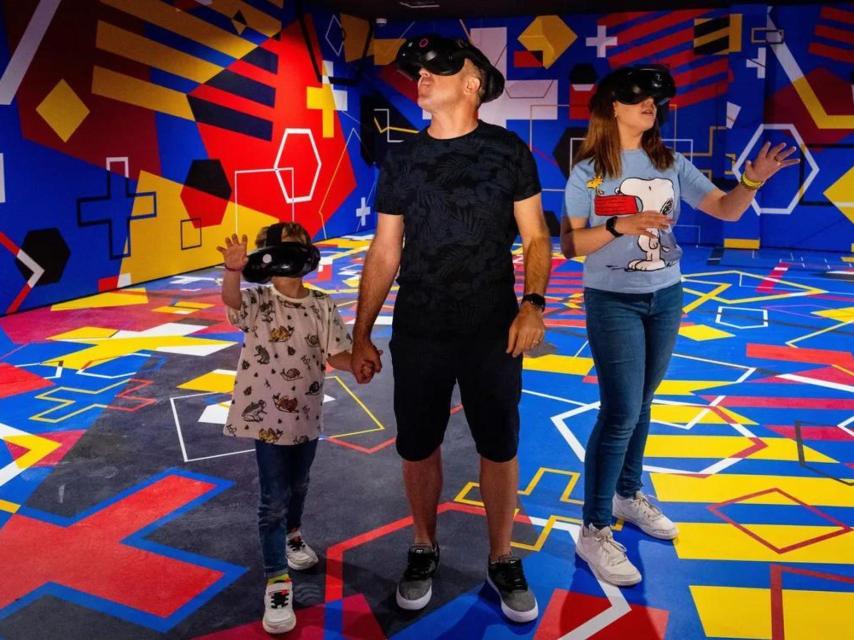Una familia culé visita el museo del Barça para submergirse en el 'Barça Virtual Dream'