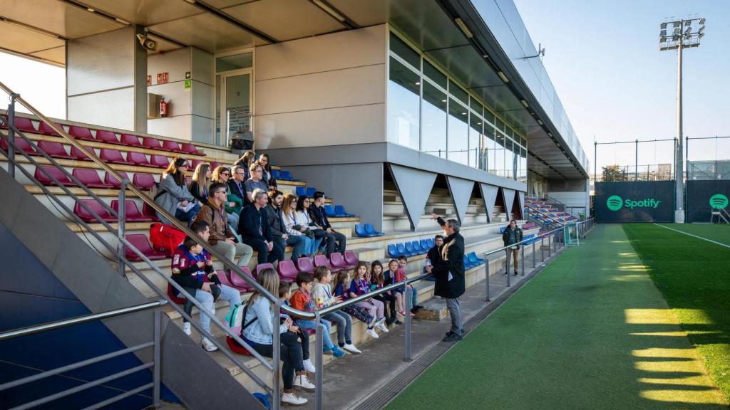Un grupo de culés disfruta del 'Players Experience' en la Ciutat Esportiva