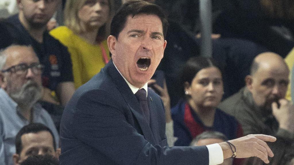 Xavi Pascual grita a sus jugadores desde el banquillo en el Barça de basket-Laguna Tenerife de la Liga Endesa