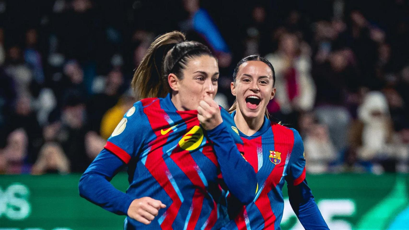 Alexia Putellas besa el escudo del Barça tras marcarle al Madrid en la final de la Supercopa