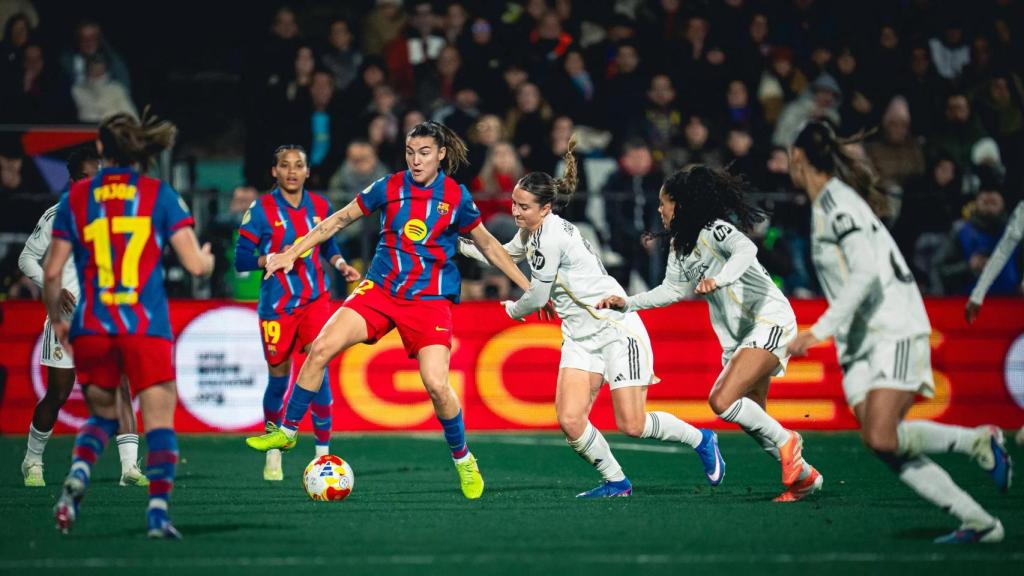 Patri Guijarro controla un balón durante la final de la Supercopa