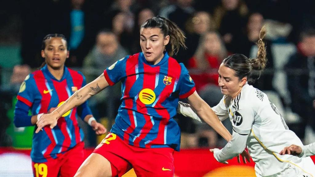 Patri Guijarro controla un balón durante la final de la Supercopa
