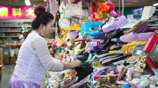 Una mujer china en un bazar