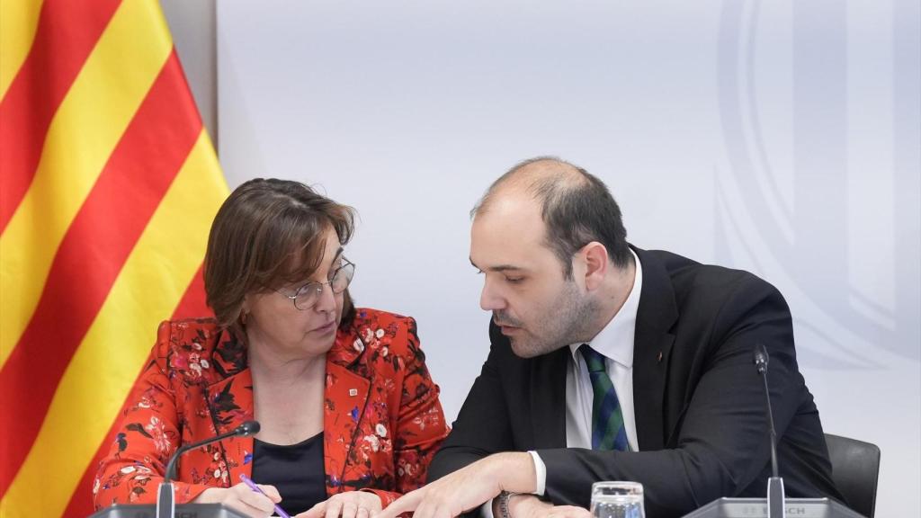 Los 'consellers' Sílvia Paneque y Albert Dalmau, durante una reunión de seguimiento de la situación ferroviaria en Cataluña, a 26 de enero de 2026, en Barcelona