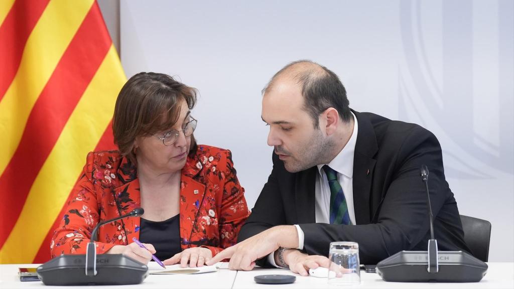 Los 'consellers' Sílvia Paneque y Albert Dalmau, durante una reunión de seguimiento de la situación ferroviaria en Cataluña, a 26 de enero de 2026, en Barcelona