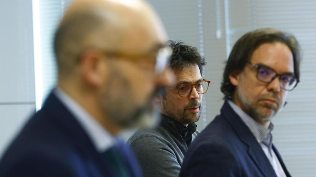 El director de Rodalies, Josep Enric Garcia, unas horas antes de anunciarse su cese; completan la imagen el presidente de Renfe, Álvaro Fernández Heredia, a la derecha y el presidente de Adif, Pedro Marco de la Peña, a la izquierda, en Barcelona