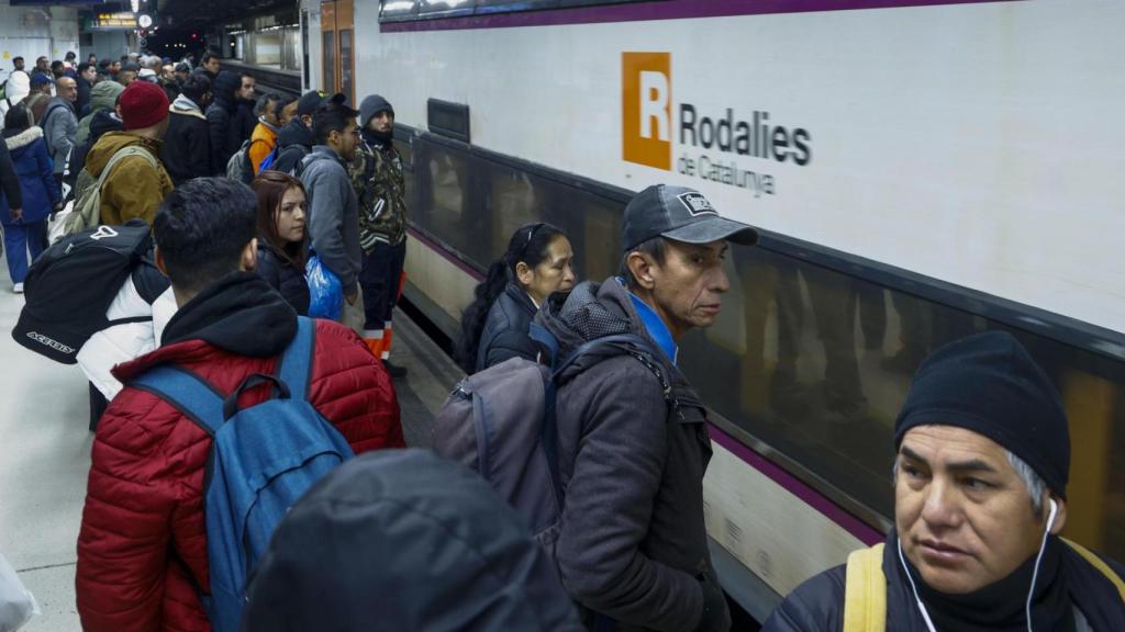 Aspecto de la estación de Sants de Barcelona, con un tren de Rodalies