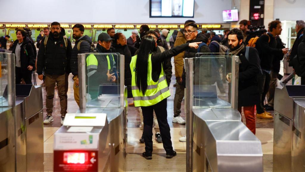 Una informadora en la Estació de Sants, durante la suspensión de Rodalies de este lunes