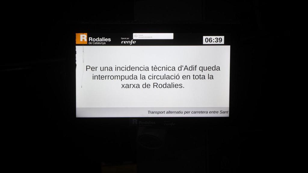 Un rótulo informa sobre el corte del servicio de Rodalies por una incidencia