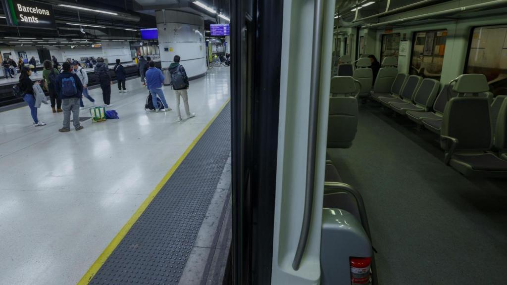 Trenes vacíos y pasajeros en el andén en el nuevo incidente de Rodalies