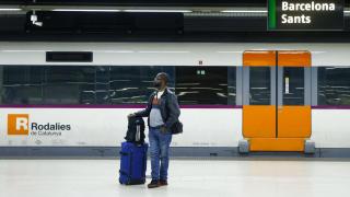 Un pasajero desorientado en mitad de la crisis de Rodalies