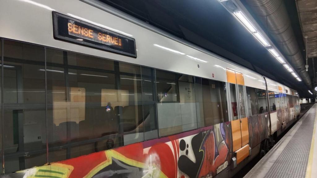 Un tren sin servicio en Sants