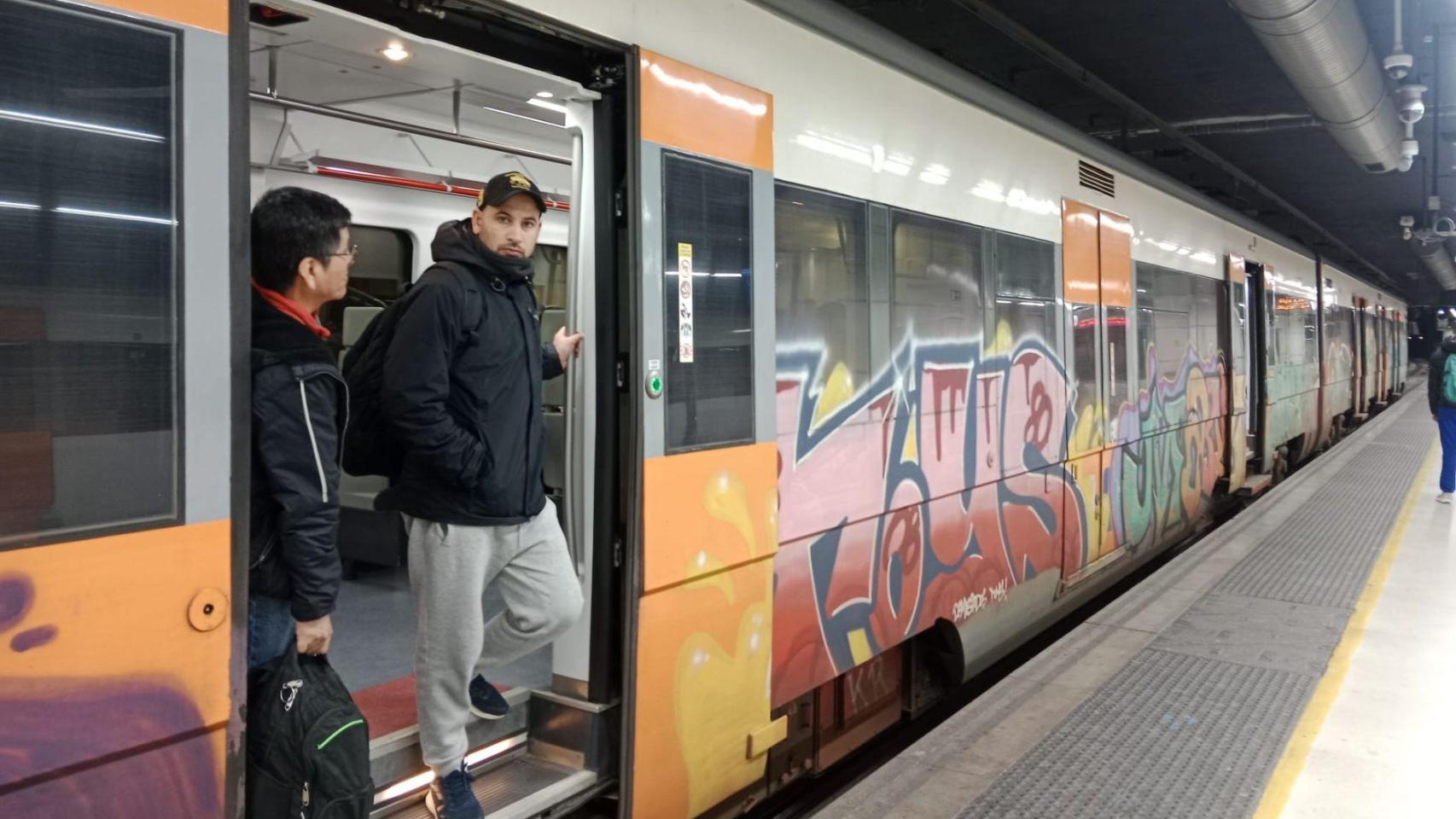 Usuarios de Rodalies esperando que salga el tren
