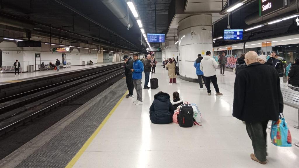 Usuarios de Rodalies esperan un tren en Sants