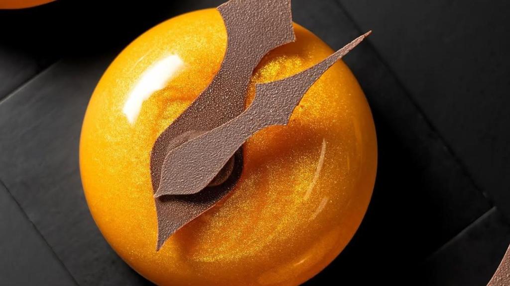 Mousse de yuzu, cremoso de chocolate blanco tostado, galleta de mantequilla y crujiente de barquillo