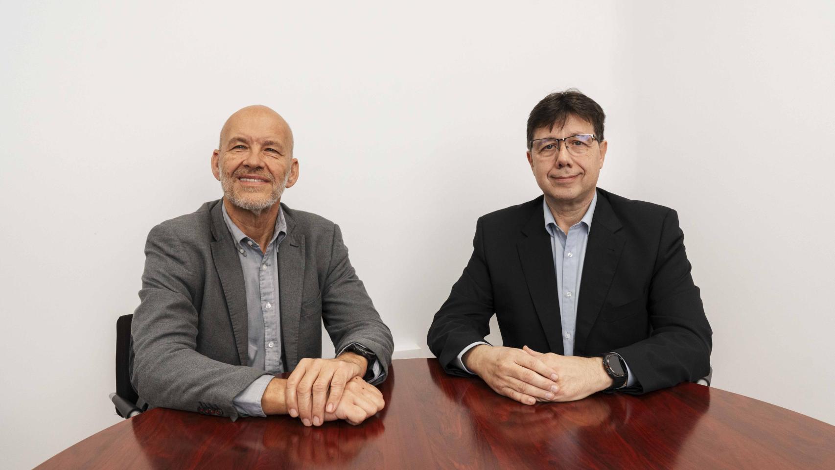 Rafa Miera (d), con Carles Fàbregas, en una foto corporativa en la sede de Direxis