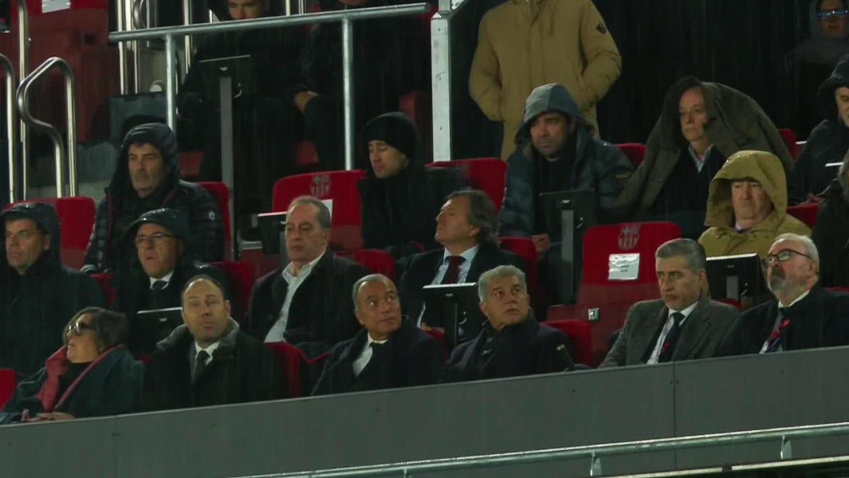 Laporta aguanta el chaparrón junto al presidente del Oviedo y Rafa Yuste, en el Camp Nou