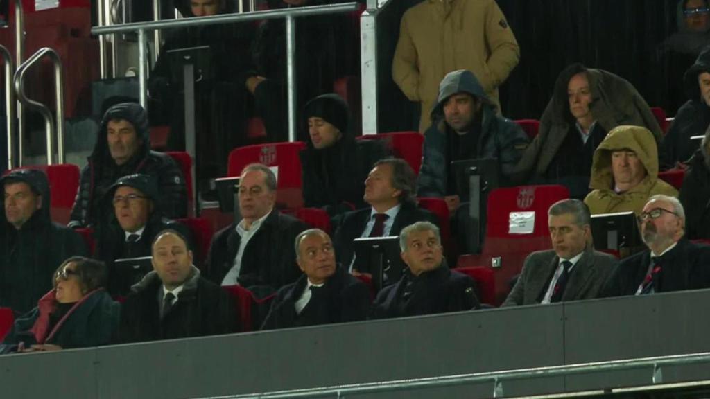 Laporta aguanta el chaparrón junto al presidente del Oviedo y Rafa Yuste, en el Camp Nou