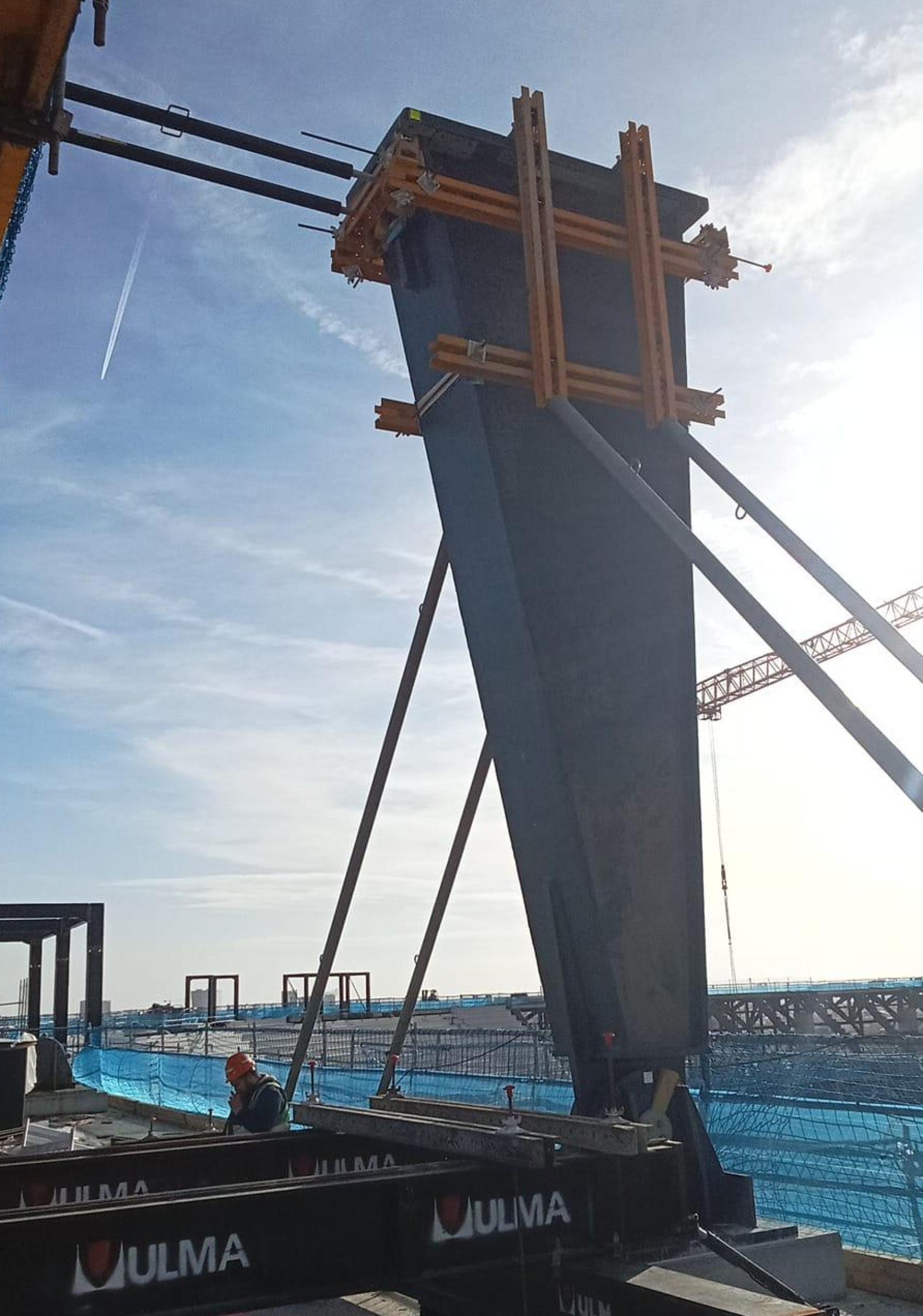 Los enormes pilares sobre los que se colocará la cubierta del Camp Nou