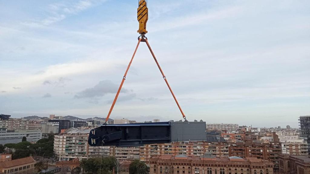 Las grúas del Camp Nou colocan los radiales de la cubierta del Camp Nou