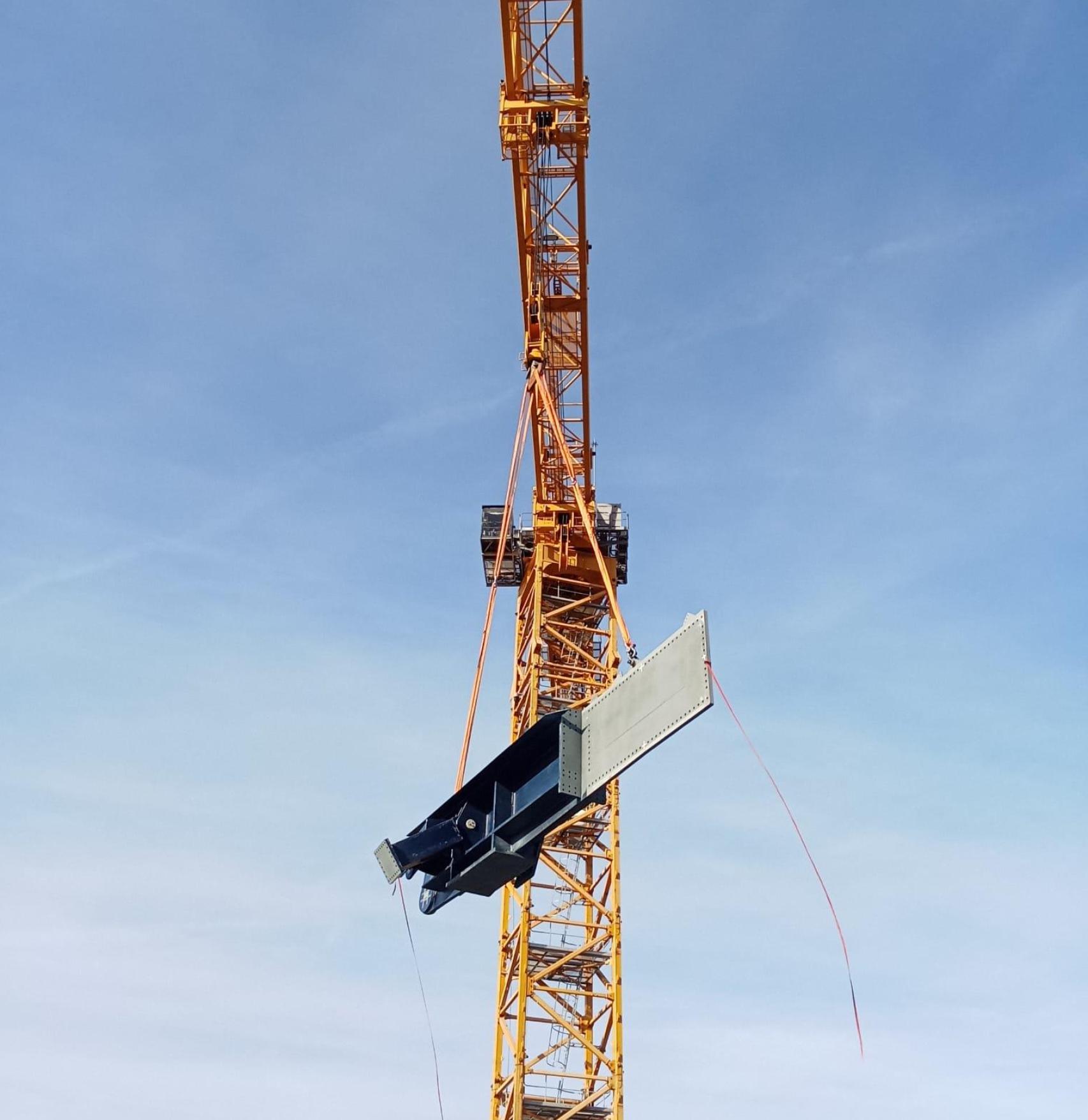 Una grúa del Camp Nou aguanta un radial de la cubierta