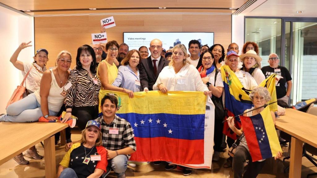El líder del PP a Barcelona, Daniel Sirera, juntament amb representants de la comunitat veneçolana a Barcelona