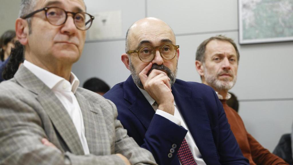 El presidente de Adif, Pedro Marco de la Peña (c), escucha la rueda de prensa que el secretario de Estado de Transportes, José Antonio Santano, y la 'consellera' de Territorio, Sílvia Paneque, el 27 de enero de 2026 en Barcelona