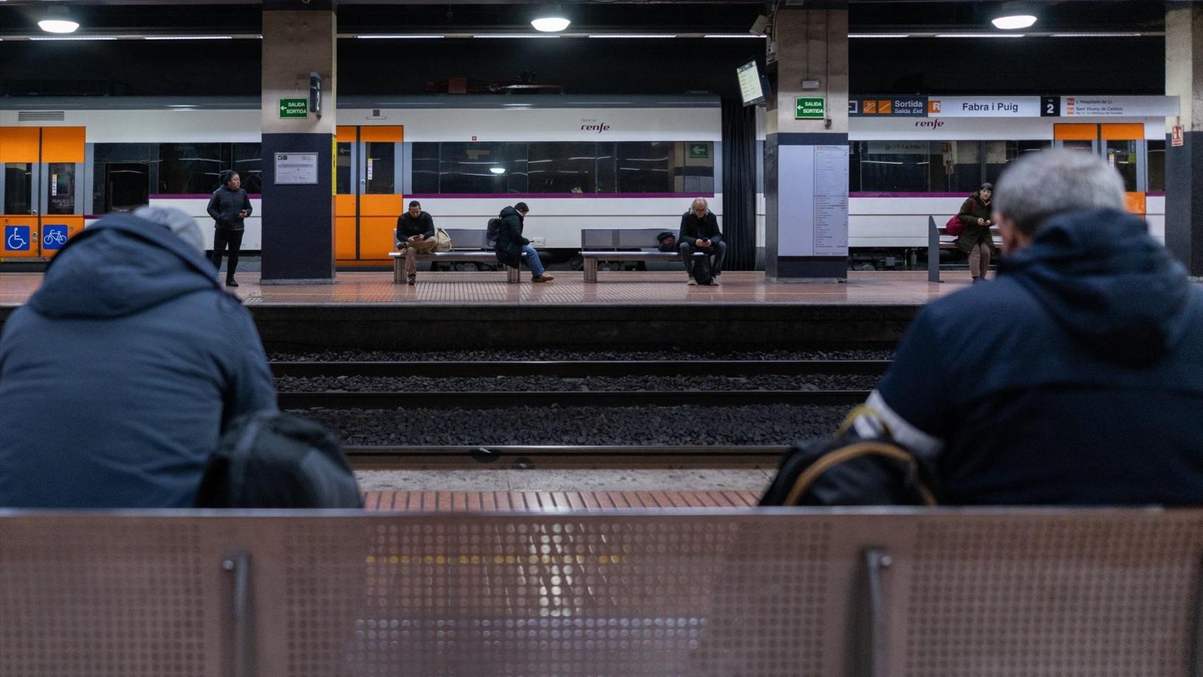 Pasajeros en una estación ferroviaria