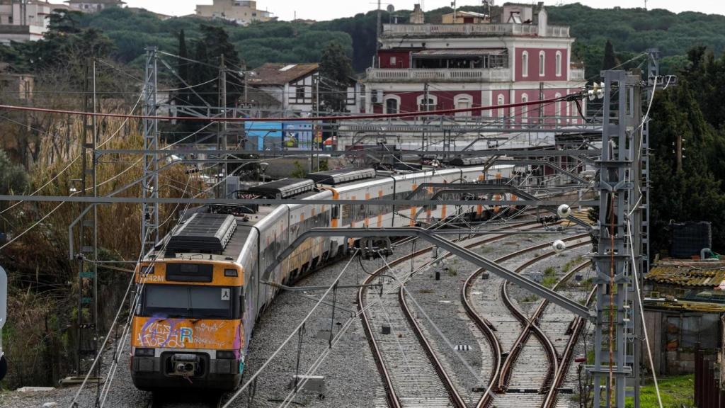Vista de un tren parado junto a la Estación de Blanes (Girona) en la línea R1 de Rodalies